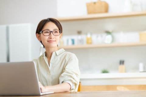 リモートワーク(テレワーク)やフレックスタイム制度ってどうなの?ワーママが柔軟な働き方をするメリットと課題のイメージ